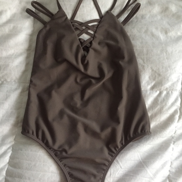 Sexy one-piece bathing suit with criss cross strap - Picture 5 of 5